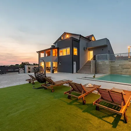 Pezer - Private Heated Pool, Sauna And Jacuzzi