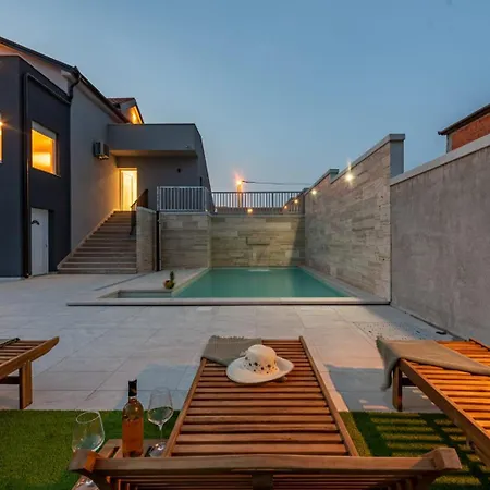 Villa Pezer - Private Heated Pool, Sauna And Jacuzzi *