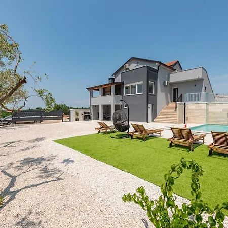 Villa Pezer - Private Heated Pool, Sauna And Jacuzzi *