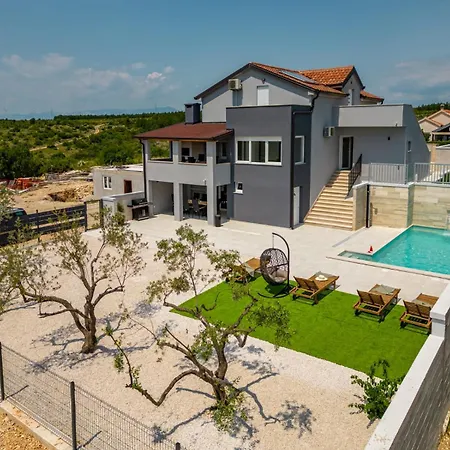 Villa Pezer - Private Heated Pool, Sauna And Jacuzzi *
