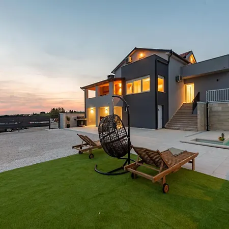 Pezer - Private Heated Pool, Sauna And Jacuzzi *