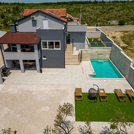 Villa Pezer - Private Heated Pool, Sauna And Jacuzzi